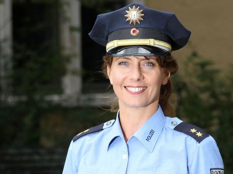 Polizeibeamte schaut in die Kamera
