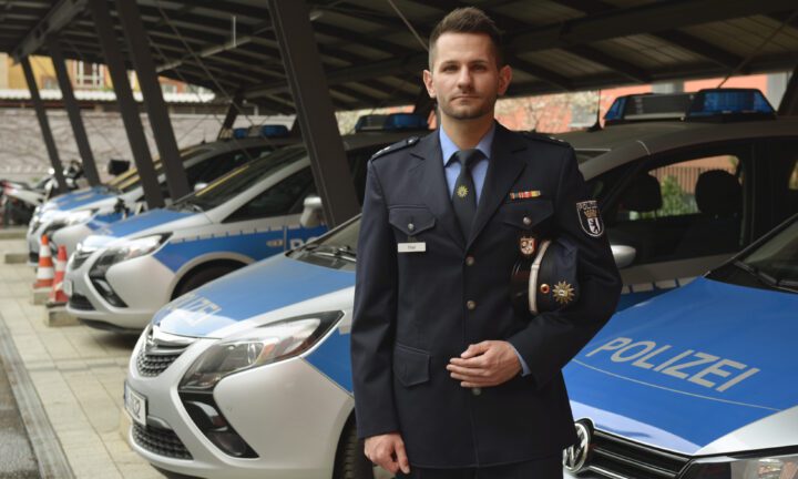 Polizist schaut in die Kamera