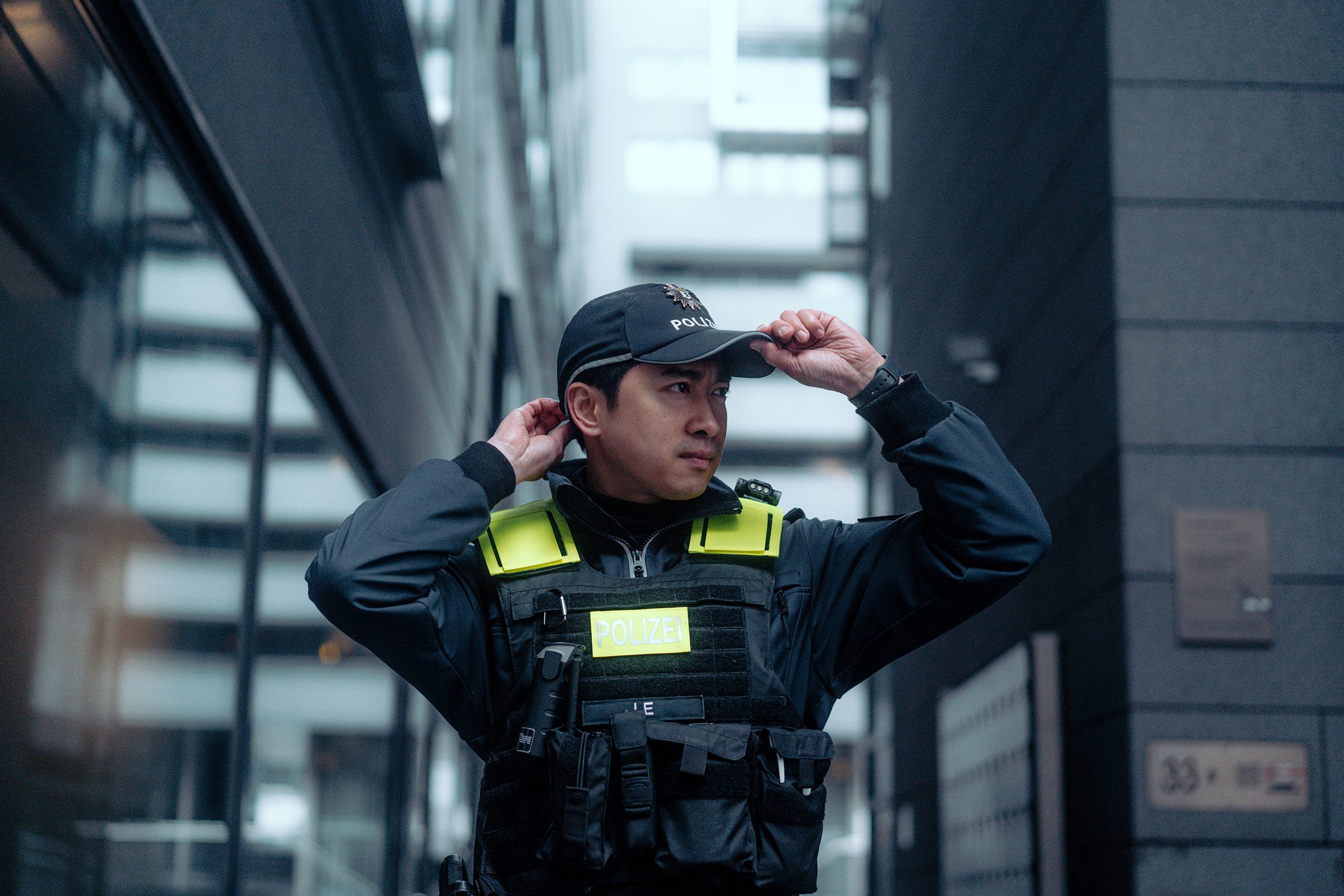 Mitarbeiter des Objektschutzes läuft durch Berlin