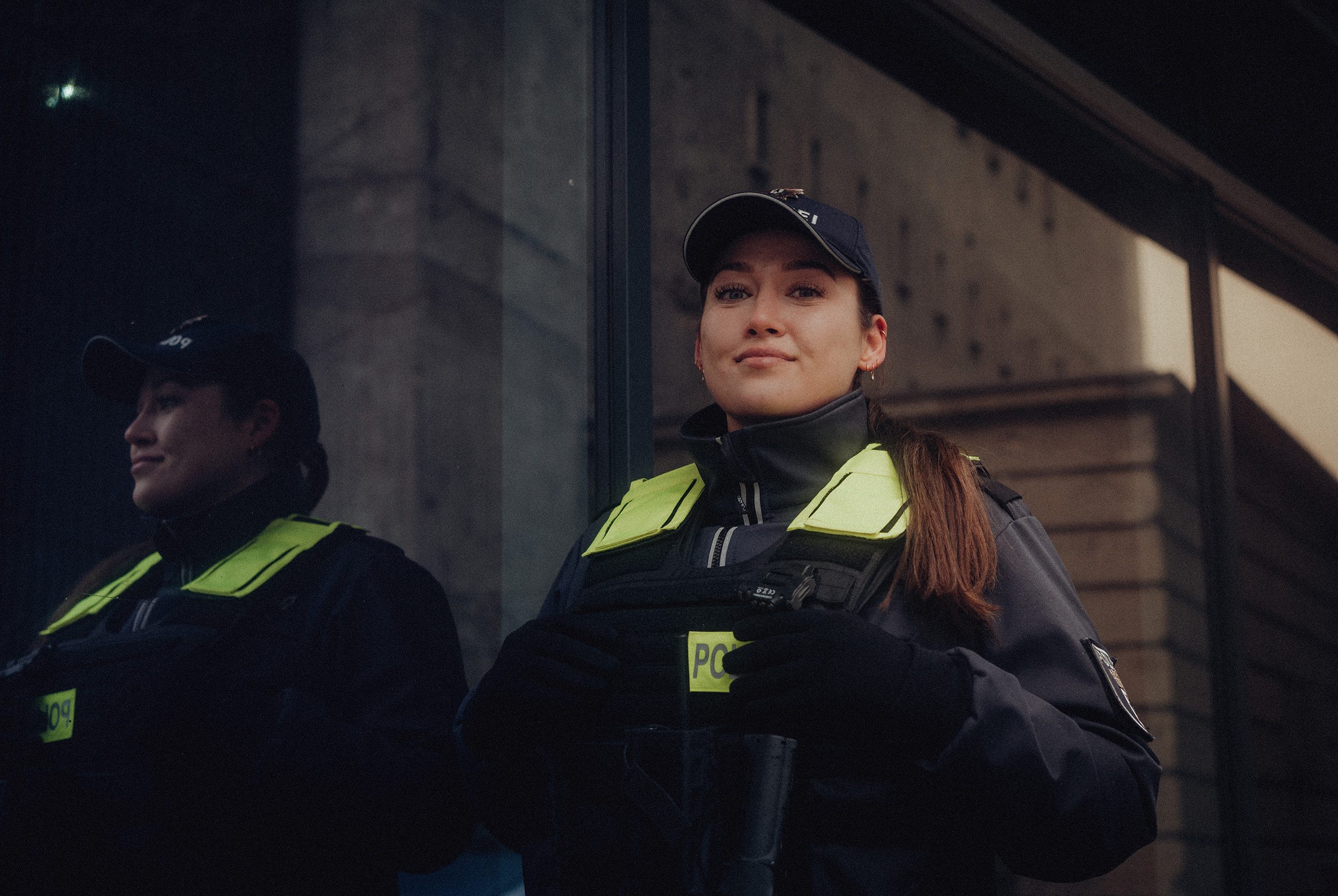 Mitarbeitende des Objektschutzes läuft durch Berlin